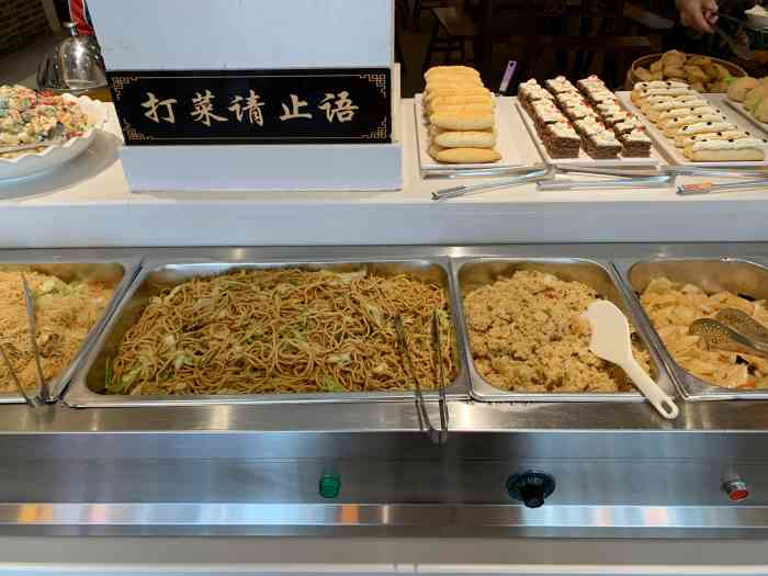 清心素食自助餐厅-"[薄荷]环境:图2是餐馆环境,凳椅挺