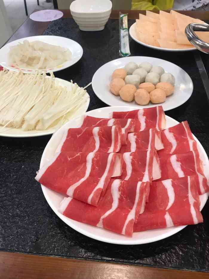 阳光明媚涮涮锅"店铺在五楼,美甲店往里走,不要看店铺定位.