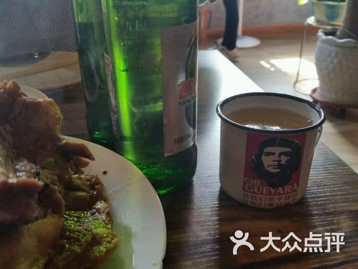 丛林狼这家店实在太火暴了,中午都能翻几次台,去晚了没地方,位置在爱民路西,锦禾酒店底下。饮料和米饭都是自助型,在呼市不常见。环境装修有一些设计感。 主打的猪骨量很足,味道也很够意思,很香很嫩,肉很大,不像有的店猪肉太干。一块价格也不高,男的有四块,女的也就三块猪肋骨就够了,实实在在吃顿肉真的不贵。服务员不多,竟然能应付过来,比较利索。其他配菜量不大价格也不贵,还有一个白菜汤卖的挺火。碰到好几个回头客。 几个建议,呼市有好多家这种黑灰风格的饭馆,显得不太干净卫生明快,有点像酒吧,我还是觉得亮堂点好。提供的自