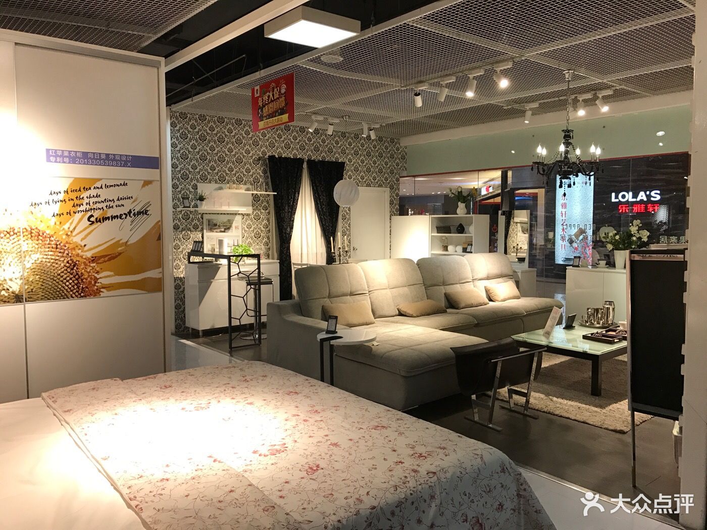 位于锡山区红星美凯龙三楼,门面挺大的,主要以现代家具为主.