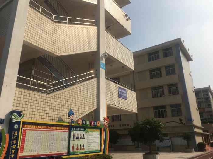 厦门市湖里中心小学-"坐车去探店的路上看到了我曾经