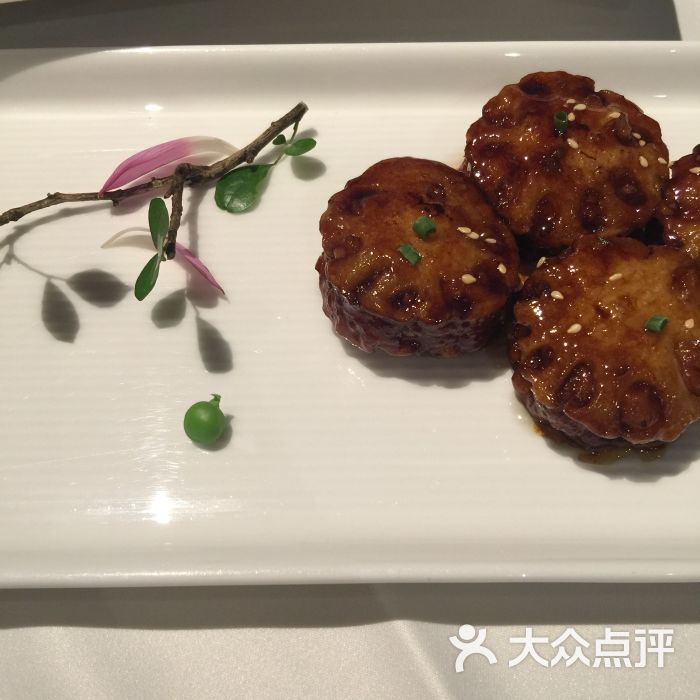 龙庭琇厨·海派粤式融合菜(广州分店)鹅肝酱让莲藕饼图片 - 第4张