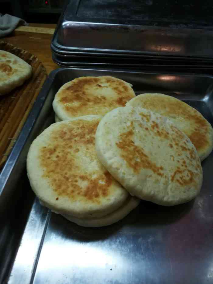 山东李记油酥大饼-"这里卖大饼的店铺很多啊.我要看看