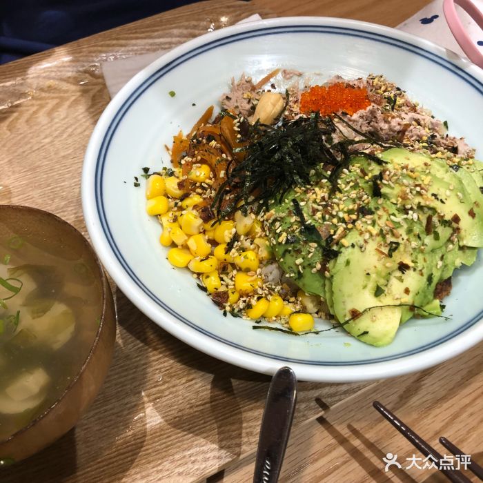 金枪鱼牛油果拌饭