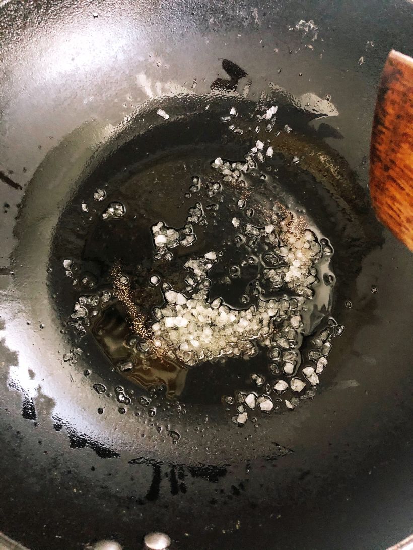 炒糖色,我觉得这步是整道菜最难的一个步骤了.记得,全烫小火!