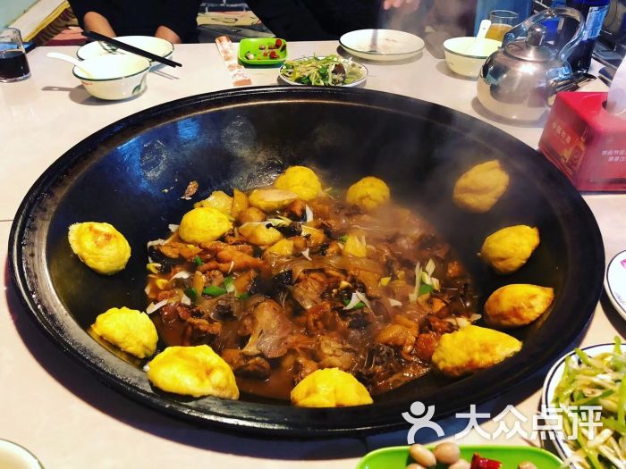 小媳妇铁锅炖鱼小鸡炖蘑菇图片 - 第1张