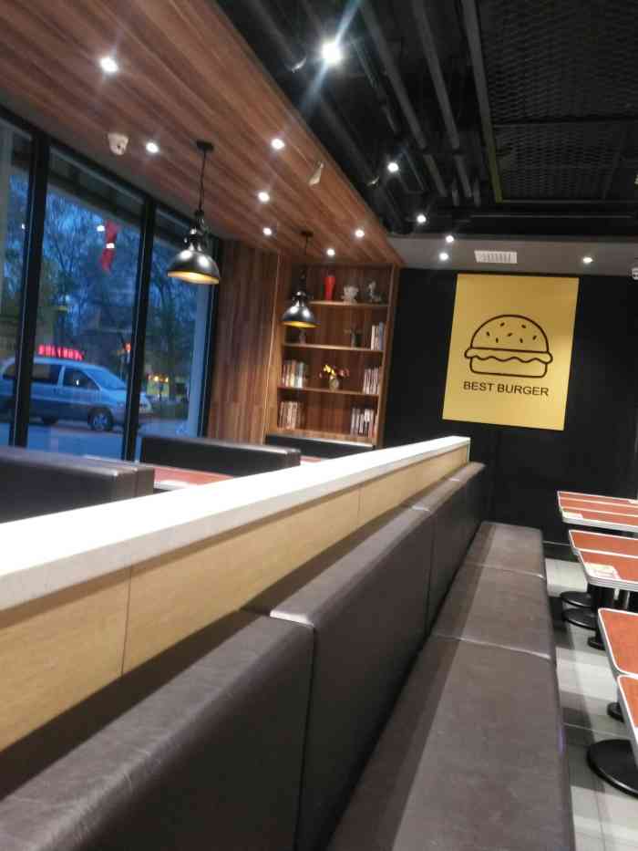 百富汉堡(迎宾路店"位于迎宾路上的百富烤霸.其实汉堡类的.我.