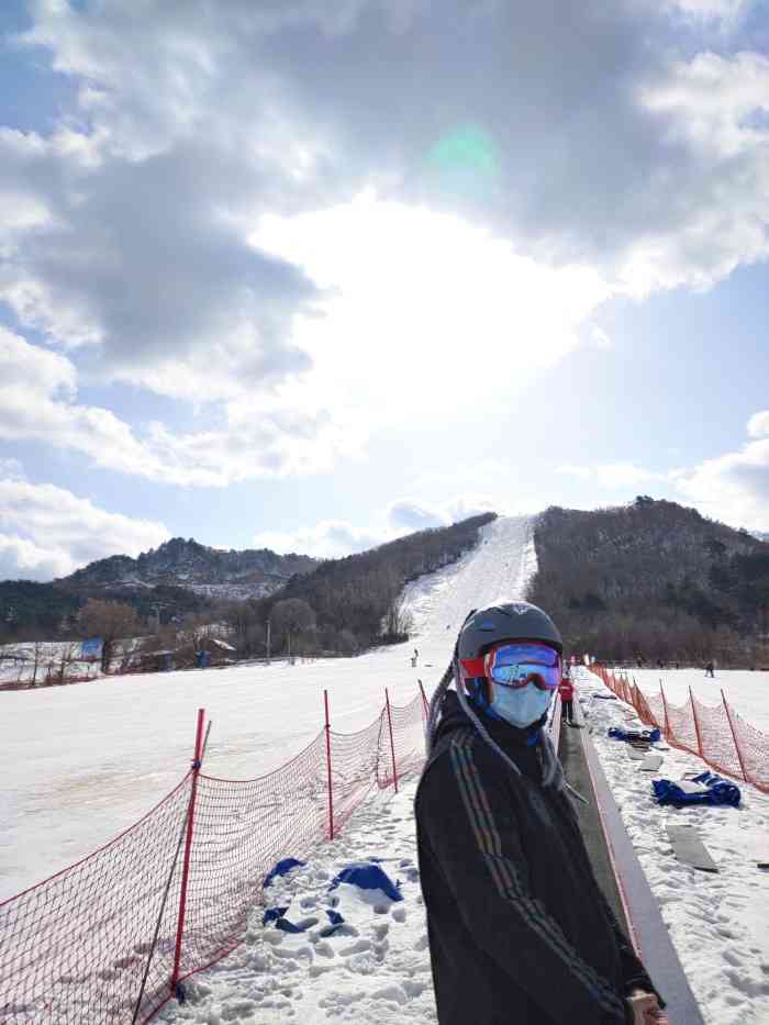 弓长岭温泉滑雪场"弓长岭温泉滑雪场距离市区很近,交通十分便.