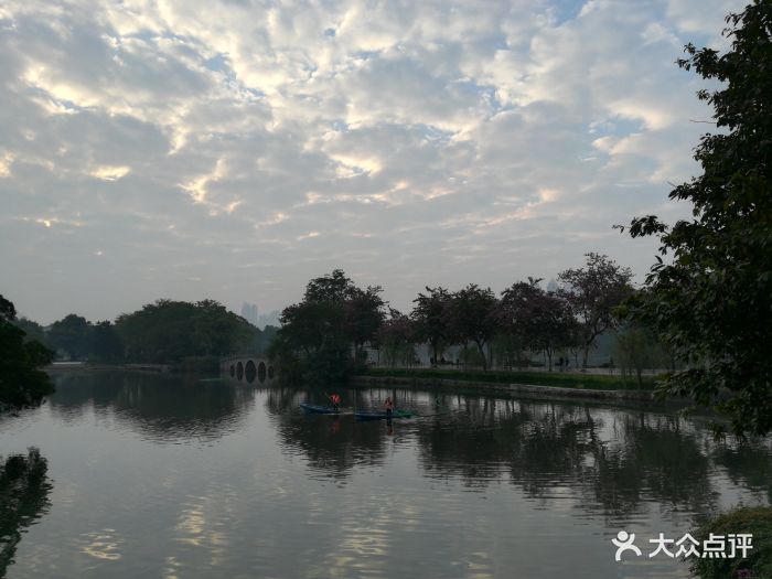 公园是非常大的,他在东湖地铁站出口的地方.