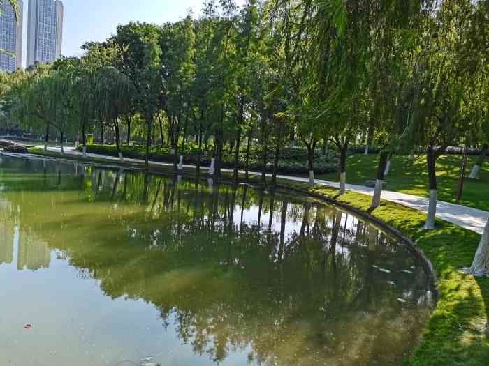 活水公园-"活水公园在雷岗山隔离,整体风格也跟千灯湖