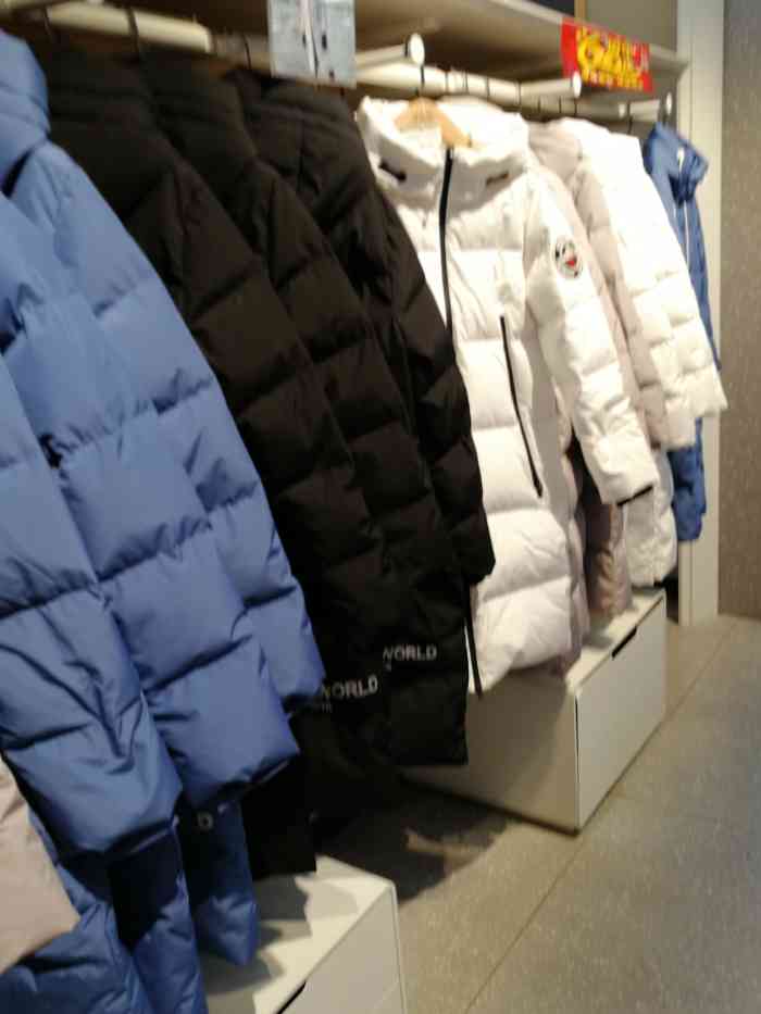 波司登(新街口商场店)-"波司登羽绒服在新街口百货店的面积很大,三.