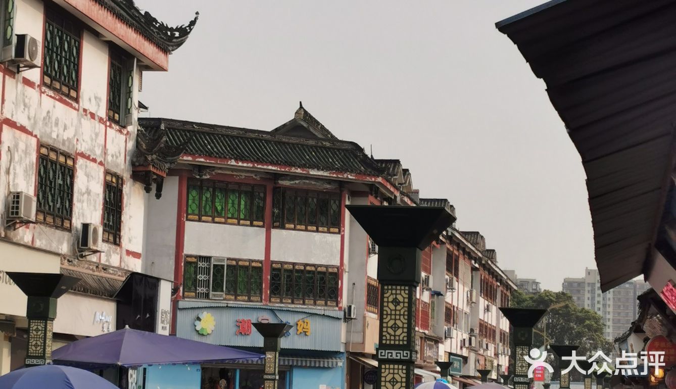 崇州的小东街,是一条历史悠久极其繁华的小吃一条街
