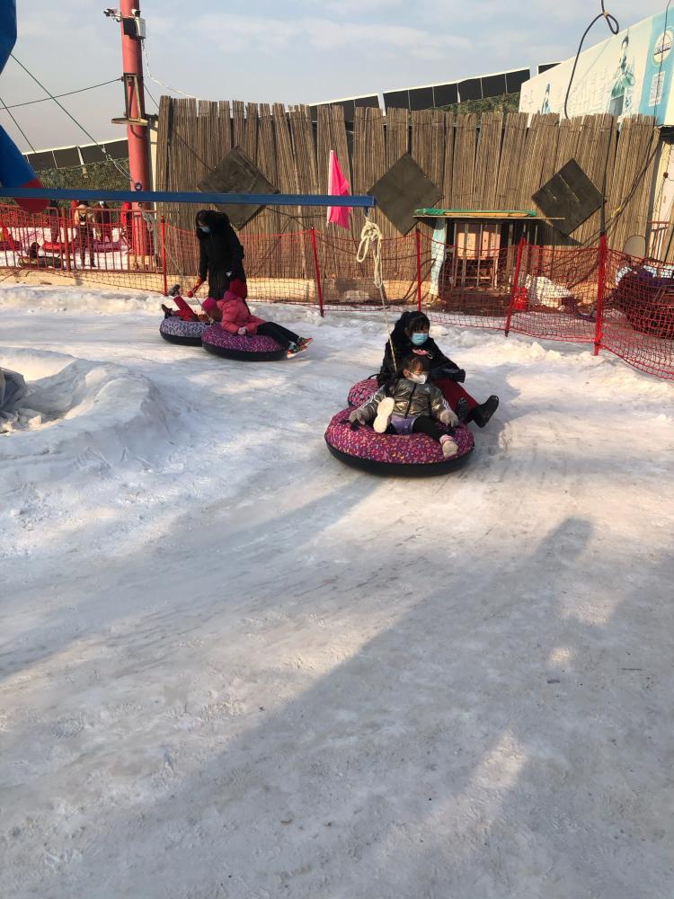 西山冰雪乐园售票处-"在西山滑雪场的对面,刚望过去挺