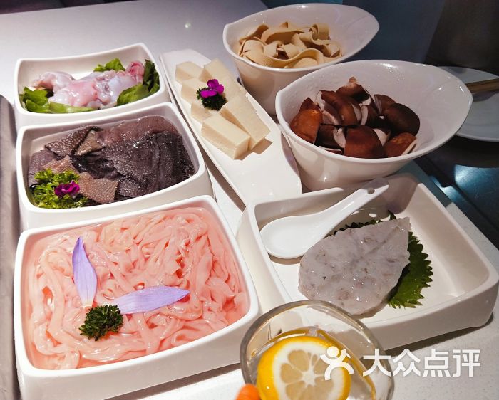 海底捞火锅:点了四宫格的锅底 清油锅牛.上海美