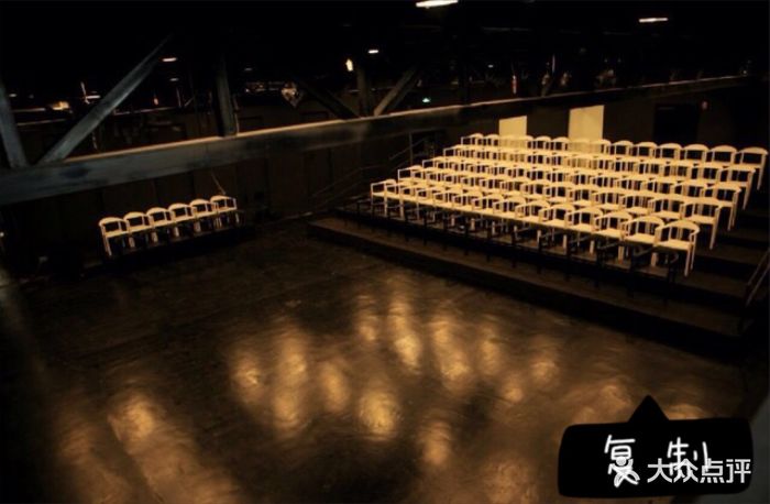 303艺术剧场就在南坪施光南大剧院上台阶是