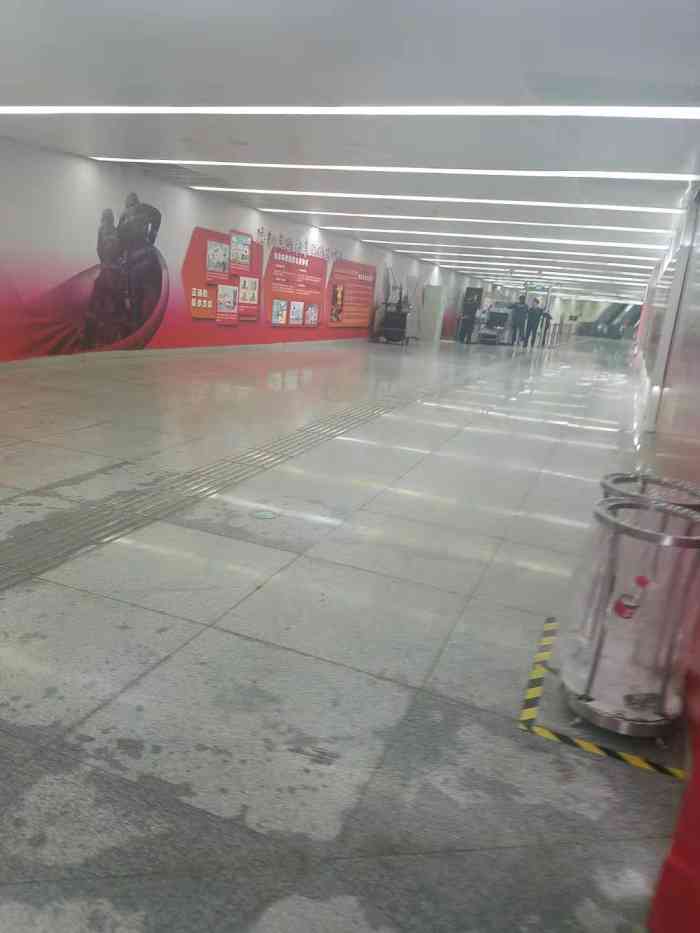 鼓楼(地铁站)-"鼓楼地铁站,也是重要的交叉口地铁站,周边.