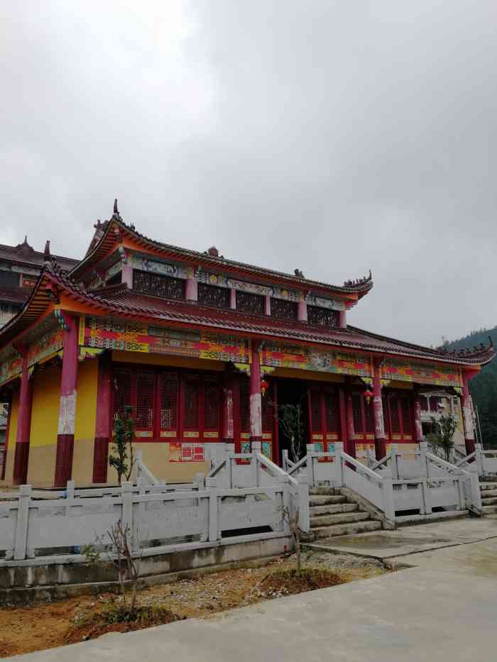 乐诚禅寺"还在修建中,规模比较大,地点比较偏远了点.