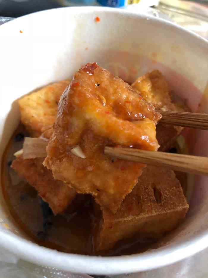 沈记臭豆腐"大叔家的臭豆腐在曹杨八村车站已经开了10.