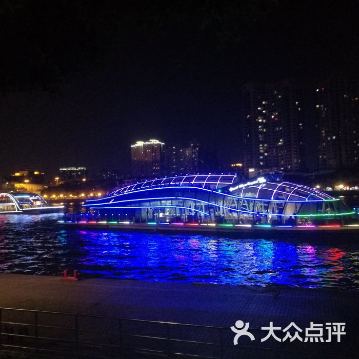 珠江夜游蓝海豚游船