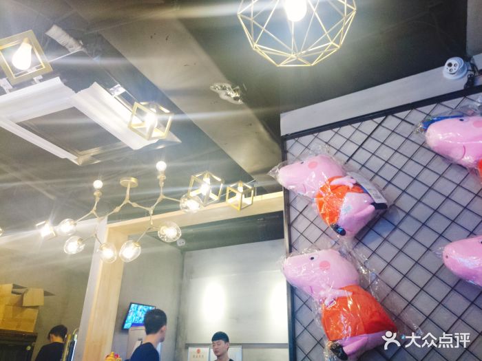 【位置】李村交警大队旁,门头斜斜的就是他.