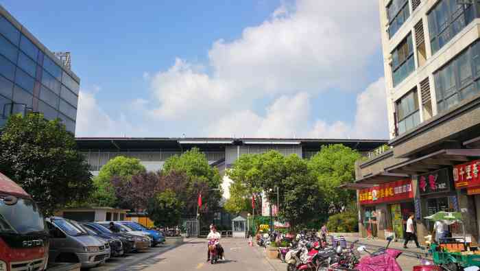 打分 难得在洞泾站上下,站外是小型商业区,餐饮为主.
