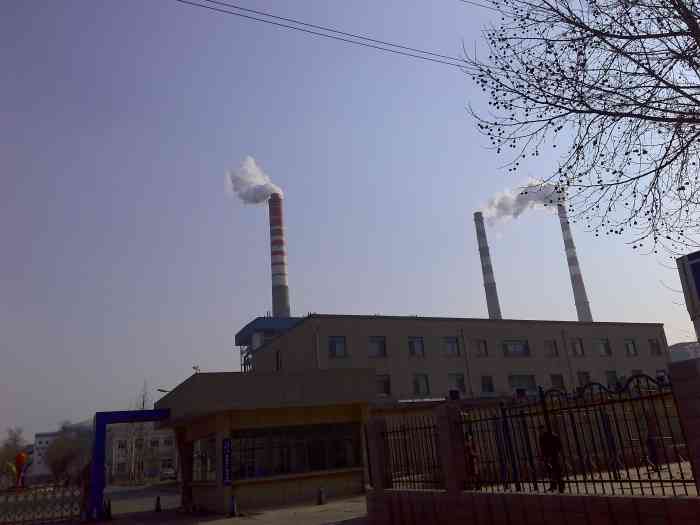 黄台电厂工业园"这几个烟囱也够呛的了,还在济南城区[发呆.