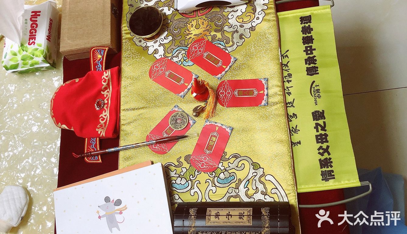 约的小朋友上门剃胎毛来的是个比较温柔的阿姨
