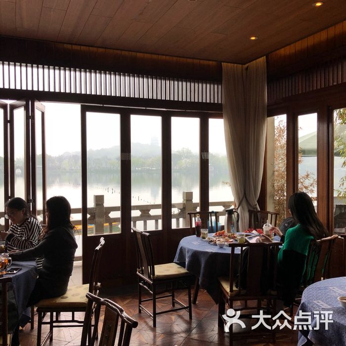 湖畔居