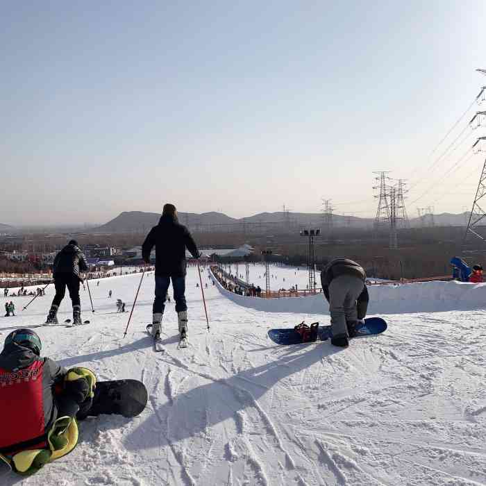 军都山滑雪场运动烧烤餐厅-"临近年末,凛冽的冬风,飘扬的白雪是否已经