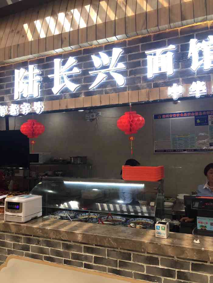 【首页搜索霸王餐享免费福利 这个美食广场在瘦西湖服务区,正好去