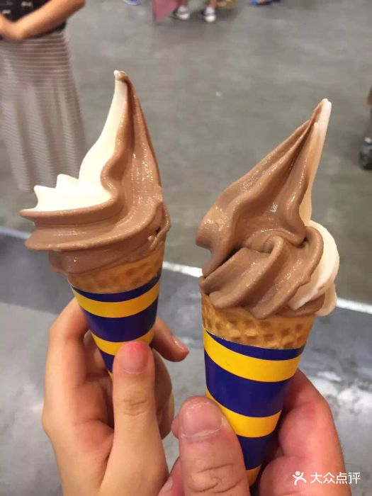 双色蛋筒冰淇淋