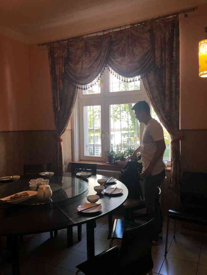 美心酒家"一家由旅居德国的上海同胞在布拉格开设的中.