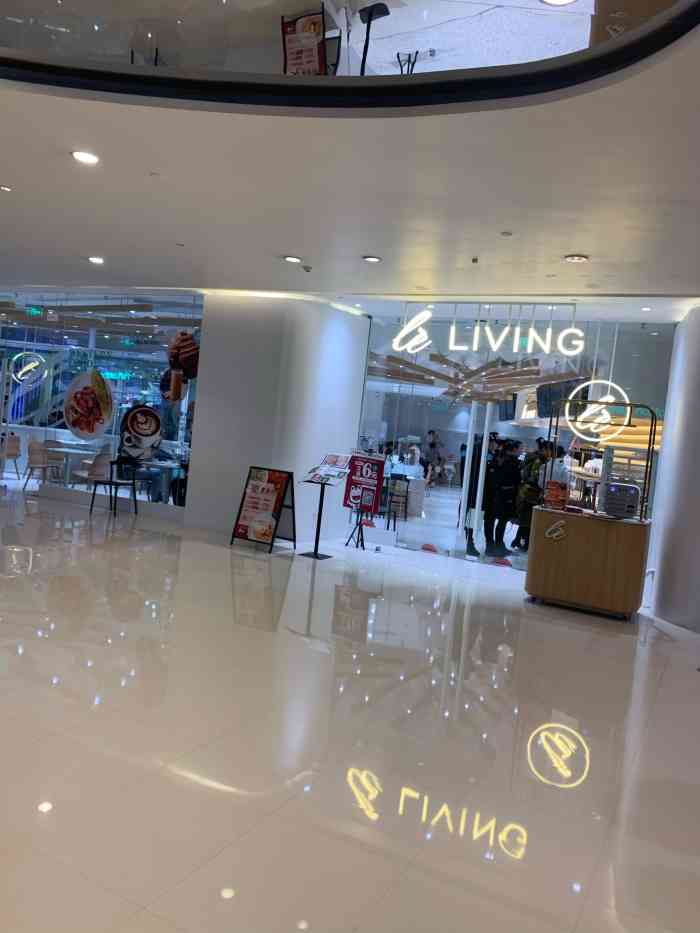 万象城-"银河国际购物中心是一座大型综合性购物广场.