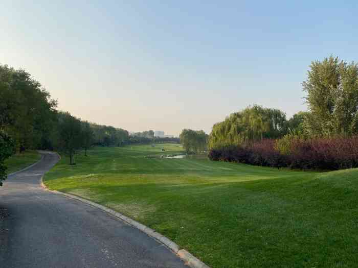 奥园高尔夫俱乐部-"春天美景如画,草坪新鲜带有呼吸,环境很美.