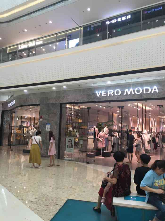 这家vero moda位于开发区海滨大道中128号湛江万达广场 店面大,款式