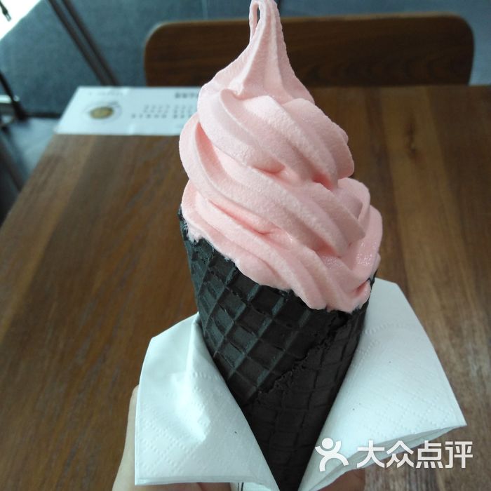 无邪日式甜品草莓手握冰激凌图片-北京甜品饮品-大众