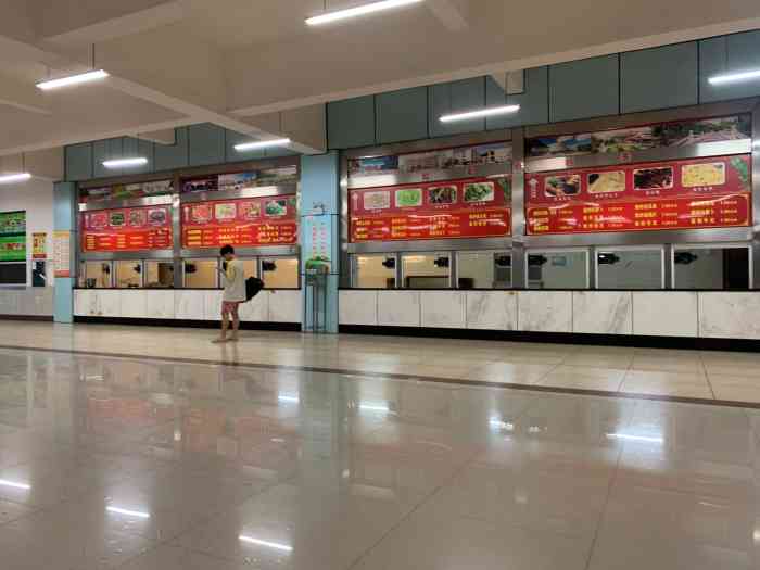 河池学院-学生食堂-"我说要四毛饭给我这么一点点,差评.