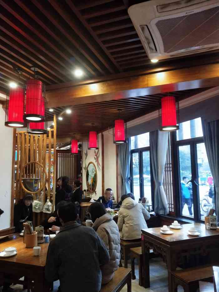 苏杏鸡毛店(静安路店"说真话,周末我带着女儿和母亲来这里吃饭!