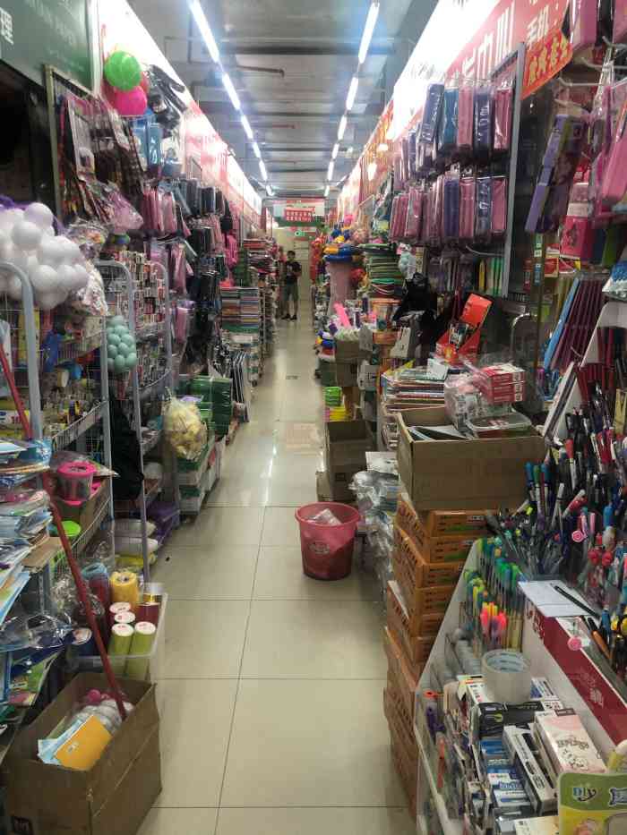 惠州义乌小商品批发城"酒店附近走十来分钟,有个义乌小商品市场.