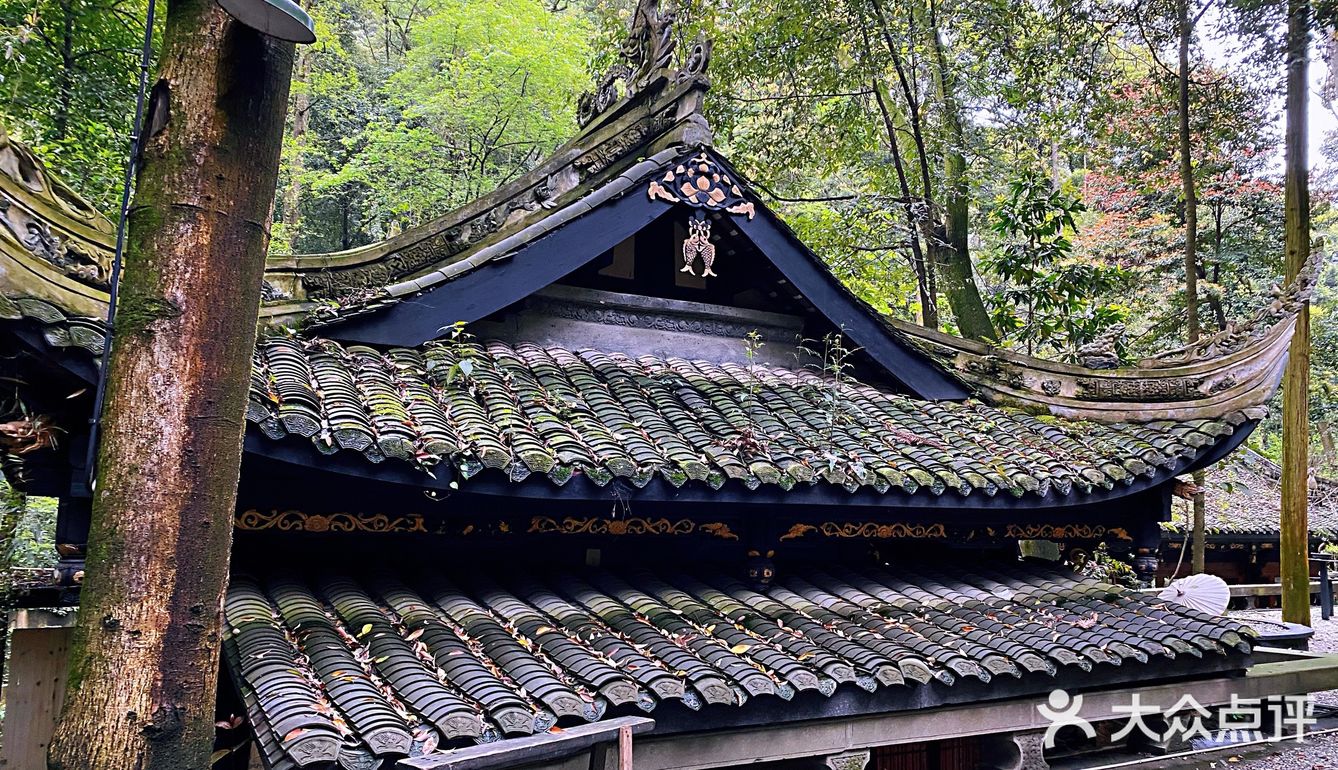 在崇州光严禅院(古寺)外面,可以把车停在寺院停车场