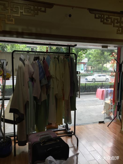 重回汉唐汉服实体店图片