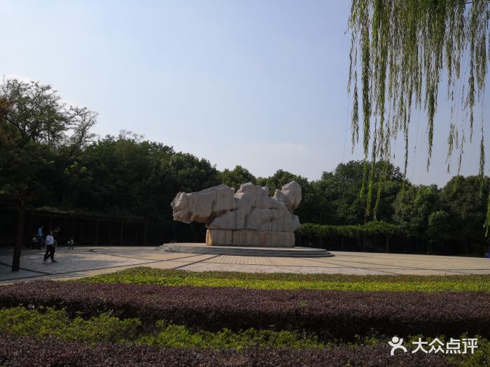 中山陵免费开放。春节时间去的就是人多的不