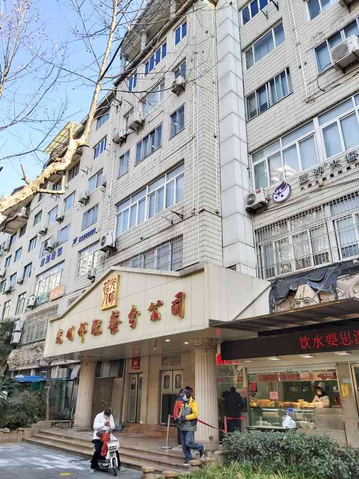 光明邨配餐分公司-"中午的时候在鲁班路斜土路公交站