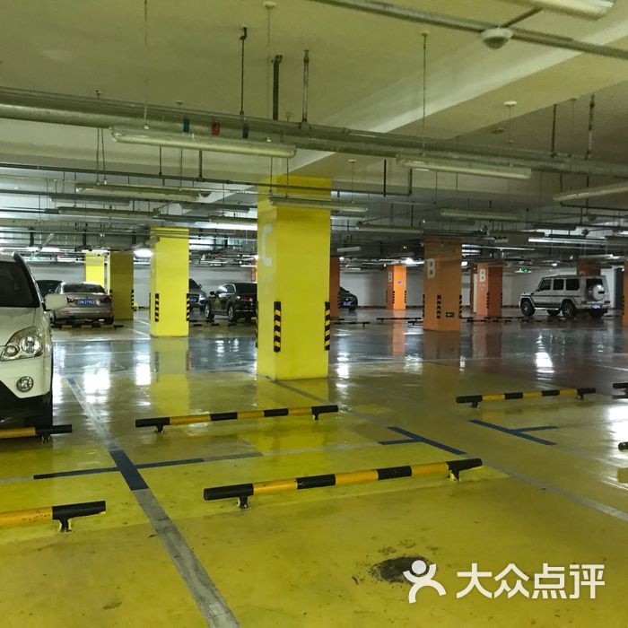 来福士购物中心停车场