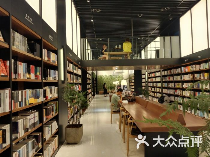 文轩books(九方购物中心店)图片 - 第1张