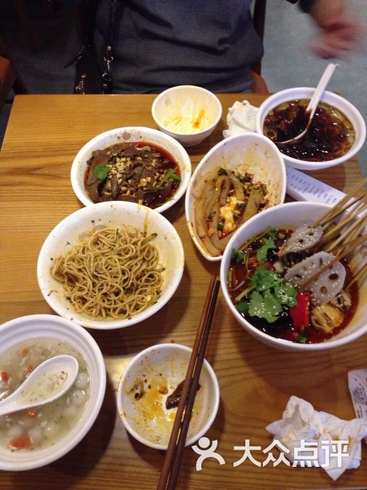 一个人的餐桌：孤独食客餐厅背后的“单身经济”德信官方网站