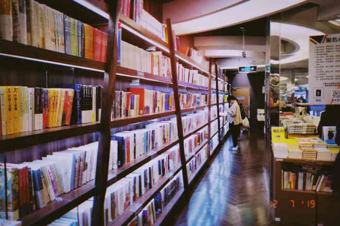 大众书局(美罗城店"徐家汇美罗城五楼的书店,装修很豪华,书册.