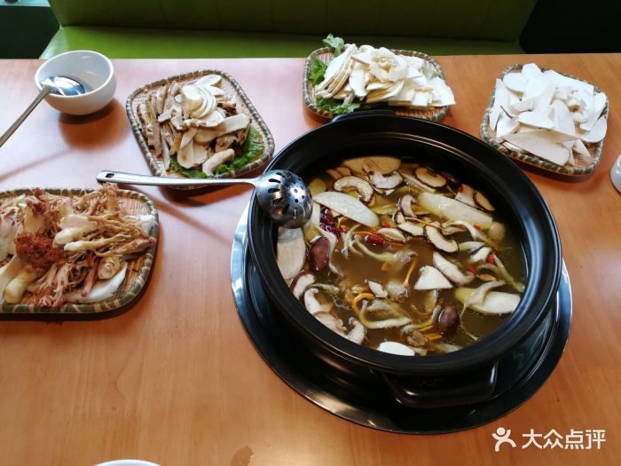 菌故野生菌肚子鸡火锅(小西门店)美味牛肝菌图片 第1张