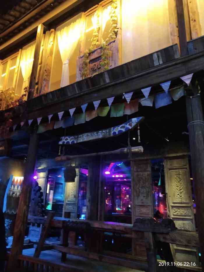 嘉兴月河酒吧一条街去过多次但这一次去的是叫木头酒吧这里场地比较大