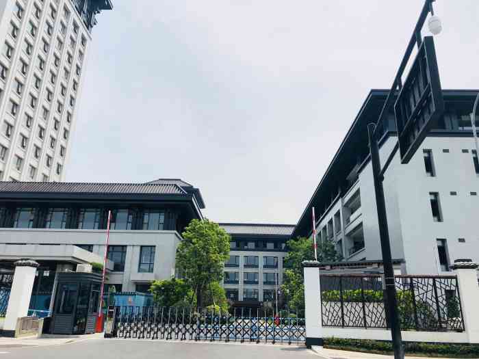 "杭州市萧山区的文渊中学这几年名声大噪,一."-学军